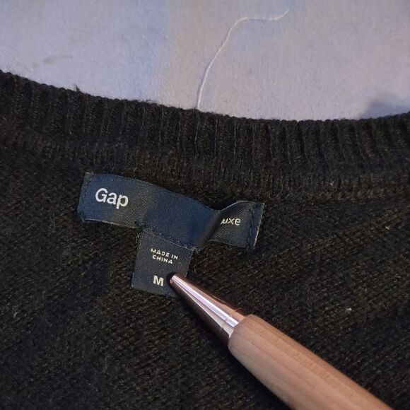 Gap brand Pullover Sweater Size: Med  (0151) - Picture 2 of 5